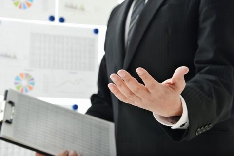 説明をする男性