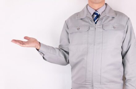 案内をする男性