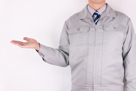 案内をする男性